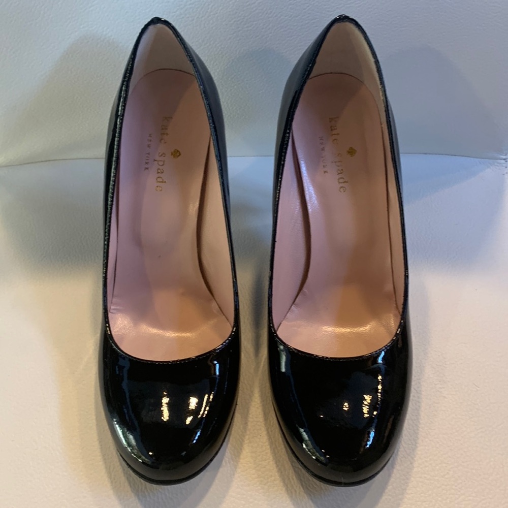 Kate Spade black round toe patent leather pump.